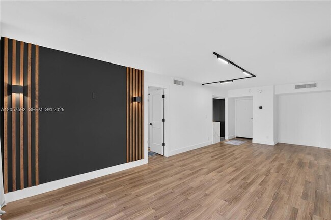 Building Photo - 3301 N Country Club Dr