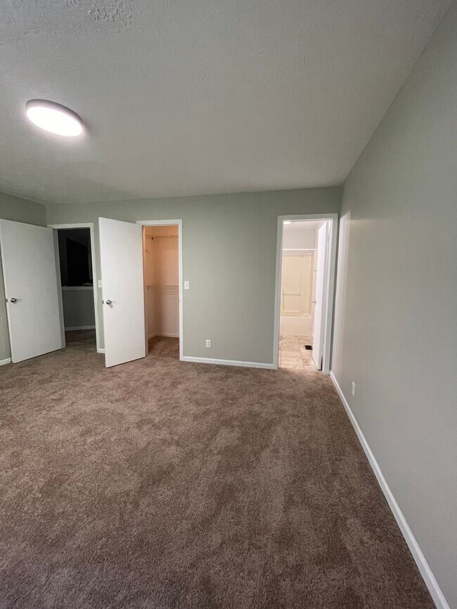 Building Photo - 3624-3626 Thornhill Circle W-TBROS