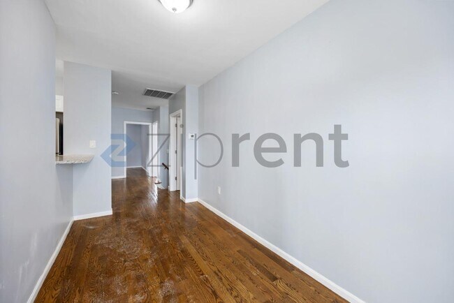 Building Photo - 92 Maple St