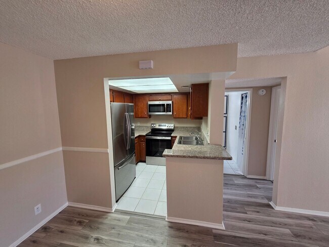 Building Photo - Beautiful Upgraded "Westside" Condo!