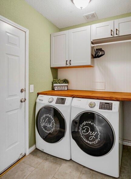 Building Photo - 10331 Mustang Rdg