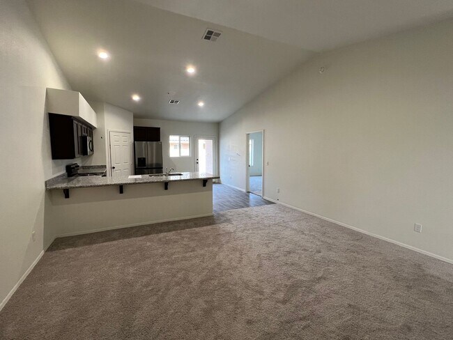 Building Photo - 3 BEDROOM TOWNHOME!
