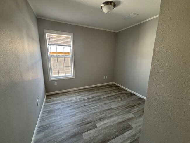 Building Photo - 965 E Orinoco Ave