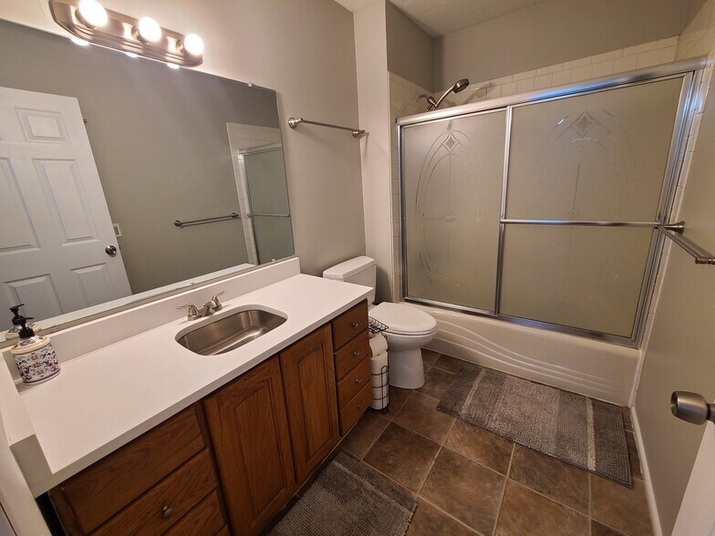 Building Photo - 940 W Red Oaks Dr