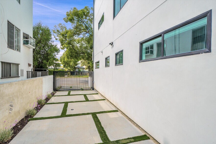 Building Photo - 5022 Cahuenga Blvd