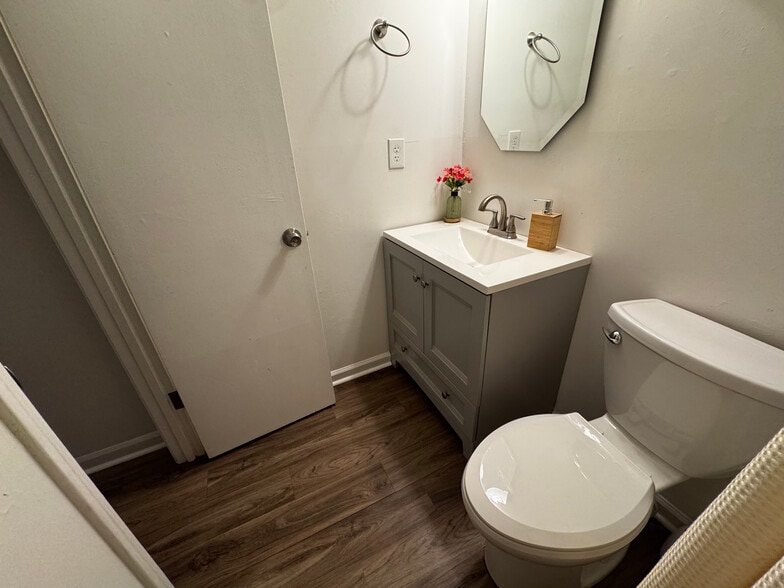 Building Photo - Room in Duplex on Washington St