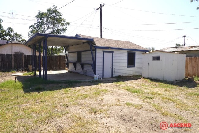 Building Photo - Newly Remodeled in Oildale Area