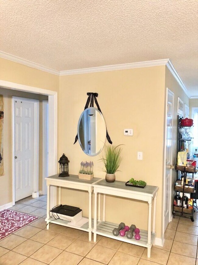 Building Photo - 2 Bedroom 2 Bath Townhome FULLY FURNISHED