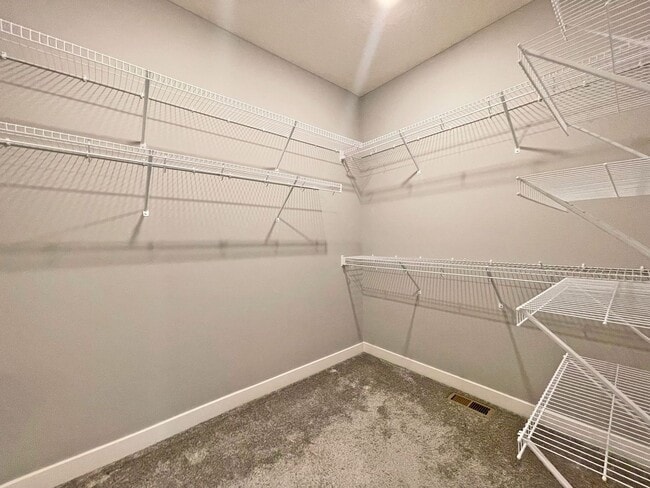 Building Photo - Sparkling, SPACIOUS Like-New Home with 3 B...