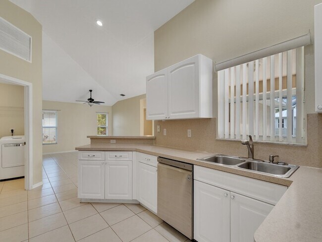 Building Photo - 962 Montrose Ave