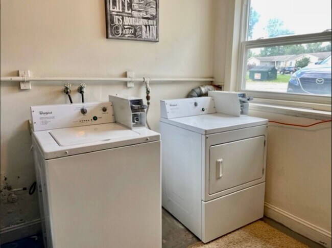 Building Photo - Charming 1 Bed / 1 Bath Ground Floor Unit in the Heart of Allendale