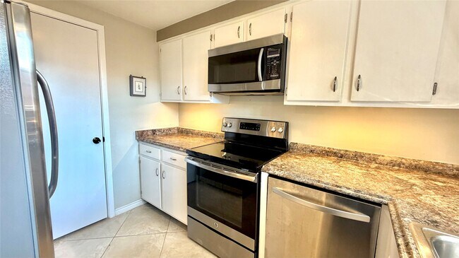 Building Photo - 11710 Southlake Dr