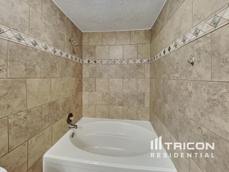 Building Photo - 3009 Blackwood Dr