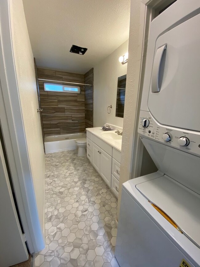 Building Photo - Townhome 2 Bed/1.5 Bath for Rent at Colony Park!