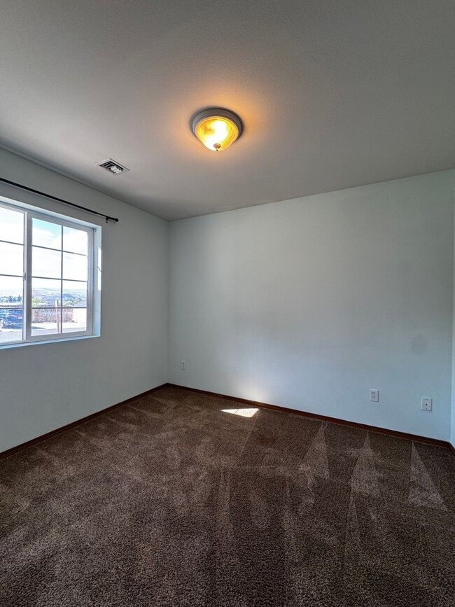 Building Photo - 707 W 11th Ave