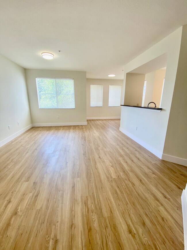 Building Photo - Greenhills-11032