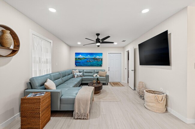 Building Photo - 9165 SE Yacht Club Cir