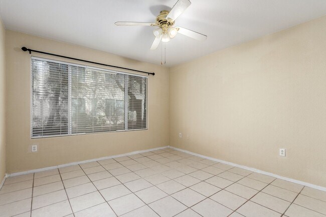 Building Photo - First Floor Condo 2-Bedrooms 2-Bathrooms!