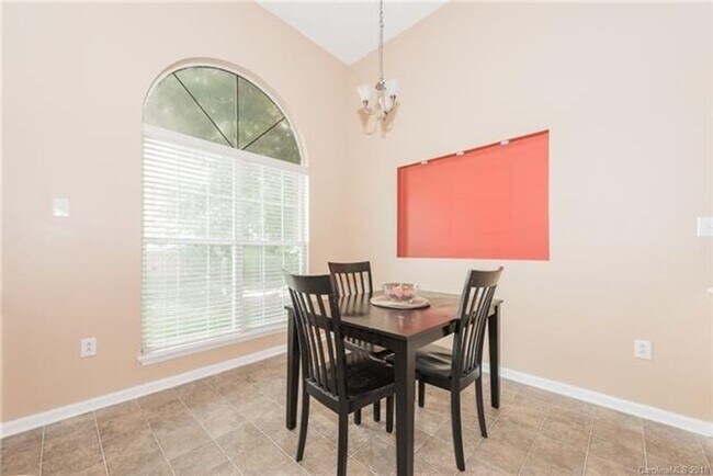 Building Photo - Spacious 4BR House in Charlotte