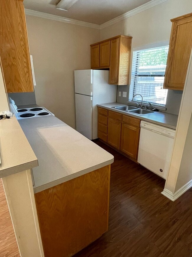 Building Photo - 2 BEDROOM TOWNHOME