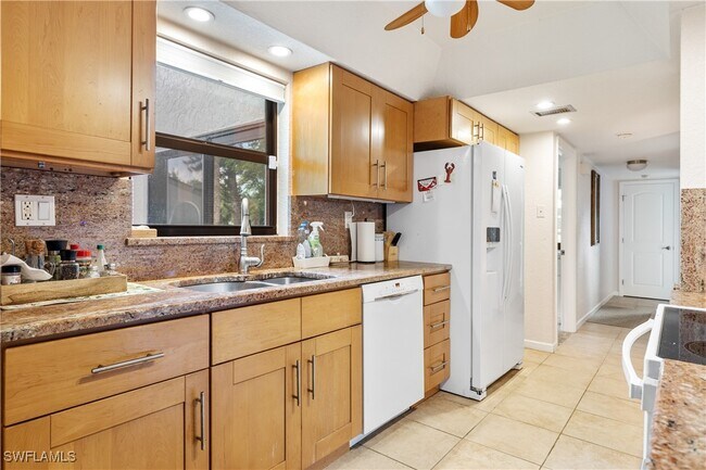 Building Photo - 5483 Peppertree Dr