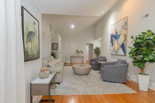 Building Photo - 944 Lakeview Dr