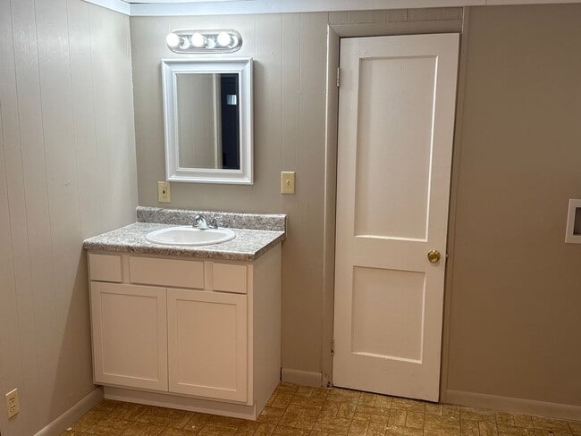 Building Photo - 3 Bedroom, 2 Bathroom updated home for $995!
