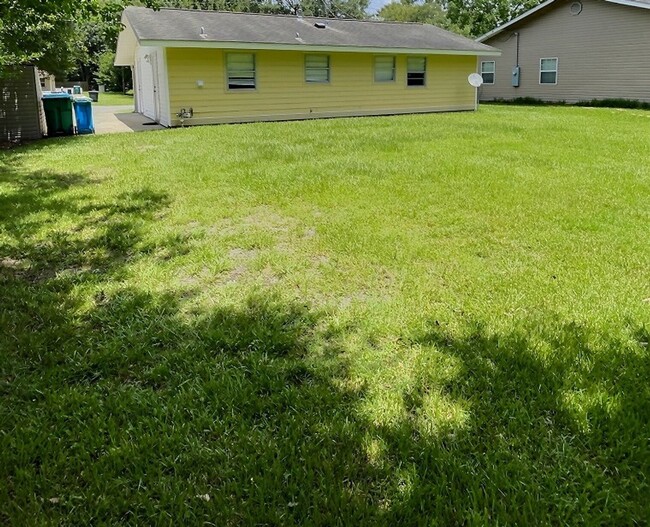 Building Photo - 3 Bedroom home located in the Golf Cart Di...