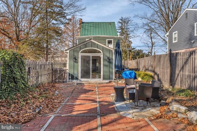 Building Photo - 406 Kings Hwy E