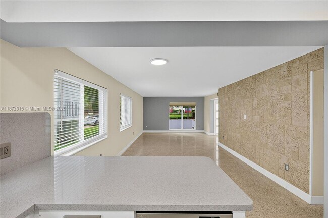 Building Photo - 537 Menendez Ave