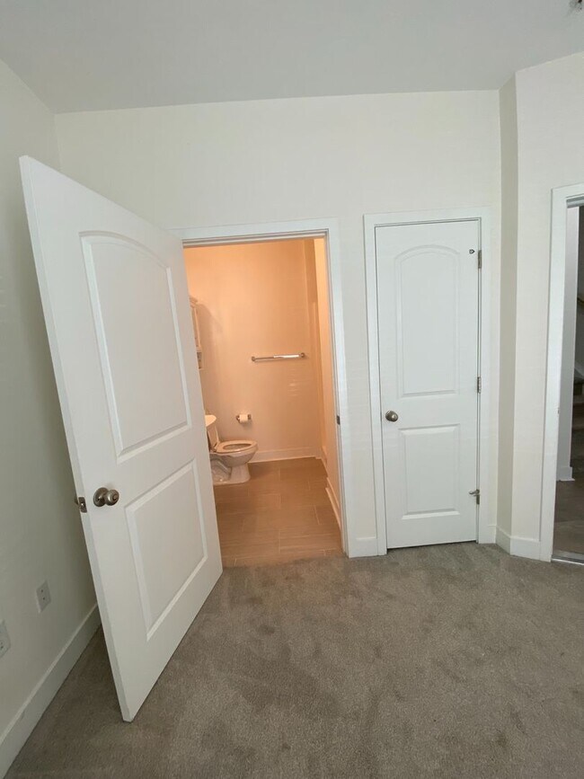 Building Photo - Room in 3 Bedroom Townhome at Seigle Point Dr