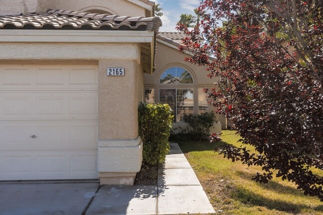 Building Photo - Good sized Summerlin home with large backyard
