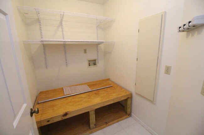 Building Photo - NE Pensacola 2BR/2BA with Ensuite, Dining ...