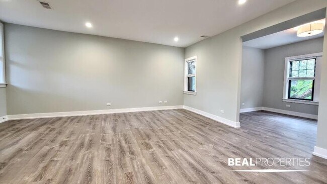 Building Photo - 3 bedroom in EVANSTON IL 60202