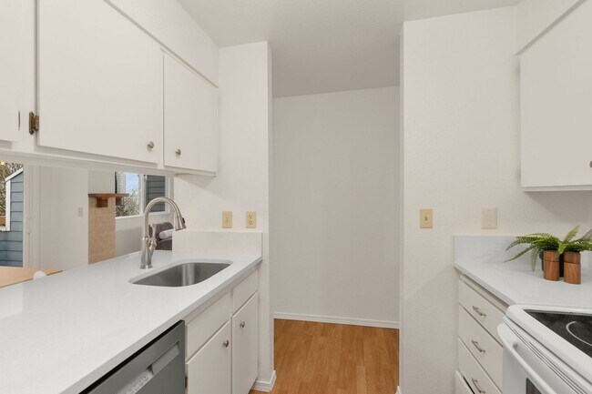 Building Photo - Charming 2 Bed/1 Bath Lake Oswego Condo in Eagle Crest Community