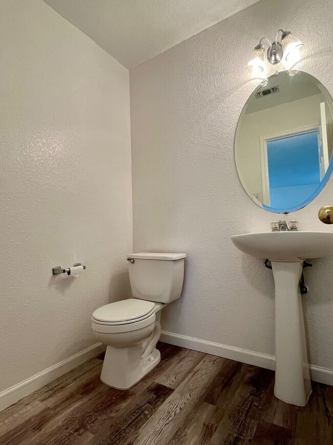 Building Photo - Large 4 bedroom/2.5 bath conveniently located to Lackland AFB! Move-in Ready!