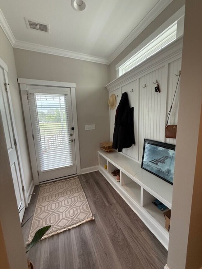 Building Photo - Quaint Neighborhood Living: Spacious 3 Bed...