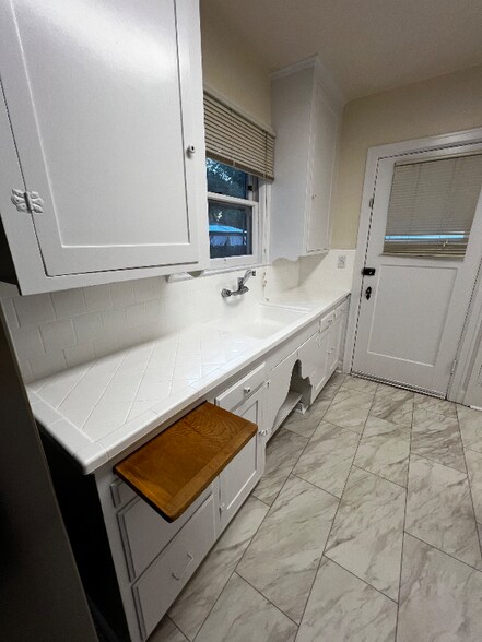 Building Photo - 2211 N Van Ness Blvd