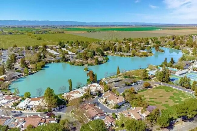 Building Photo - 861 Lake Terrace Cir