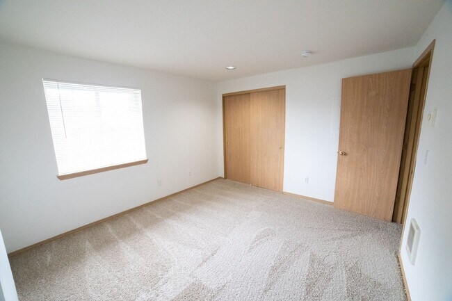 Building Photo - 3411-3423-3423 SE 85th Ave