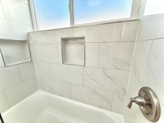 Building Photo - 1 Bedroom Apartment Available Now