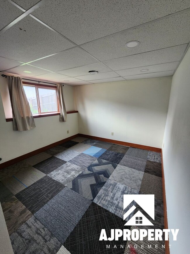 Building Photo - 6521 W Amber St