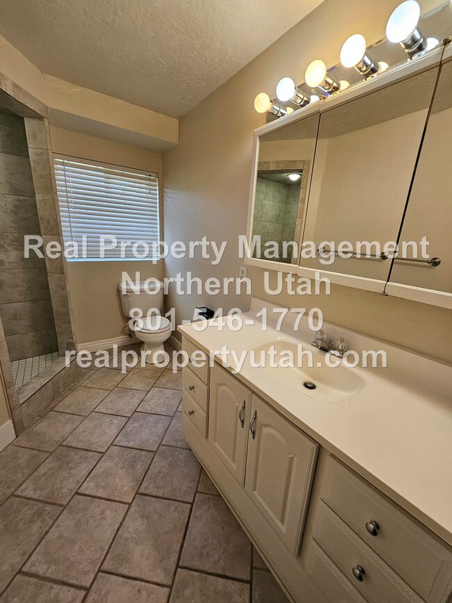 Building Photo - Stunning 4 Bedroom 3 Bath Syracuse Home