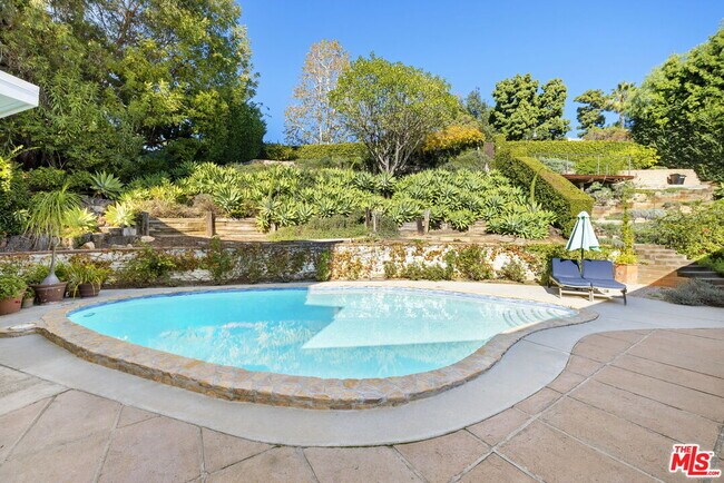 Building Photo - 11215 Sunset Blvd