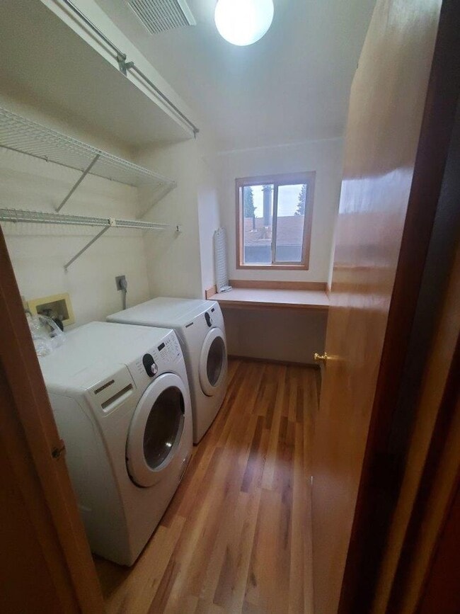 Building Photo - 4 bed, 2.5 bath, 2 car garage on spacious ...