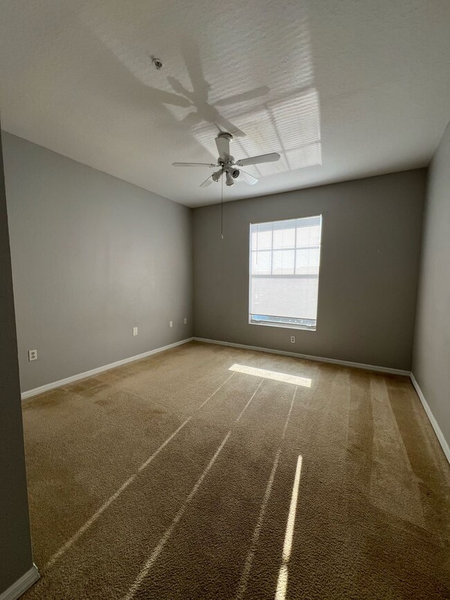 Building Photo - $500 OFF BEAUTIFUL 2 BEDROOM 1 BATHROOM CO...