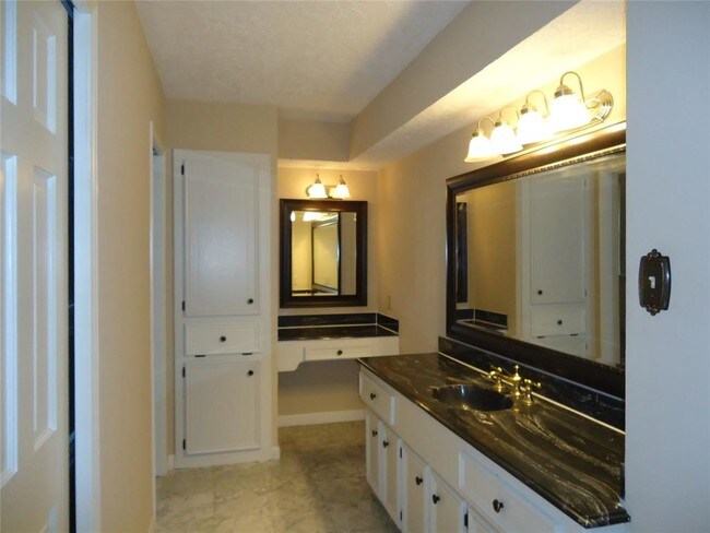 Building Photo - 10519 Brentway Dr