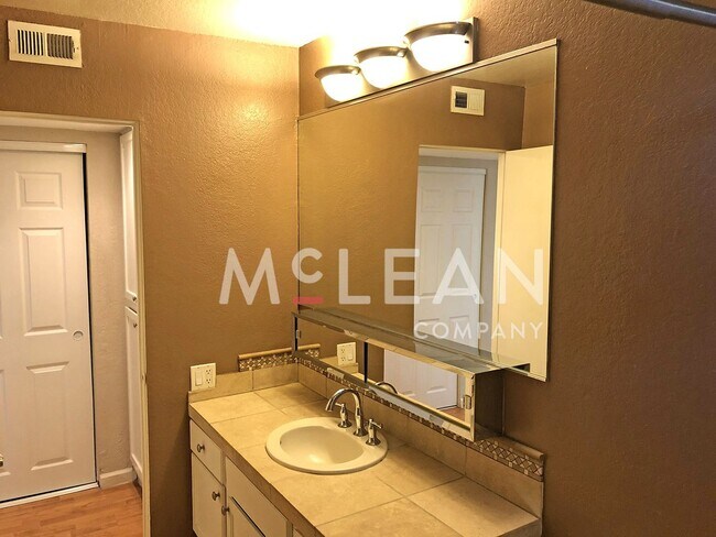 Building Photo - Sweet One Bedroom!