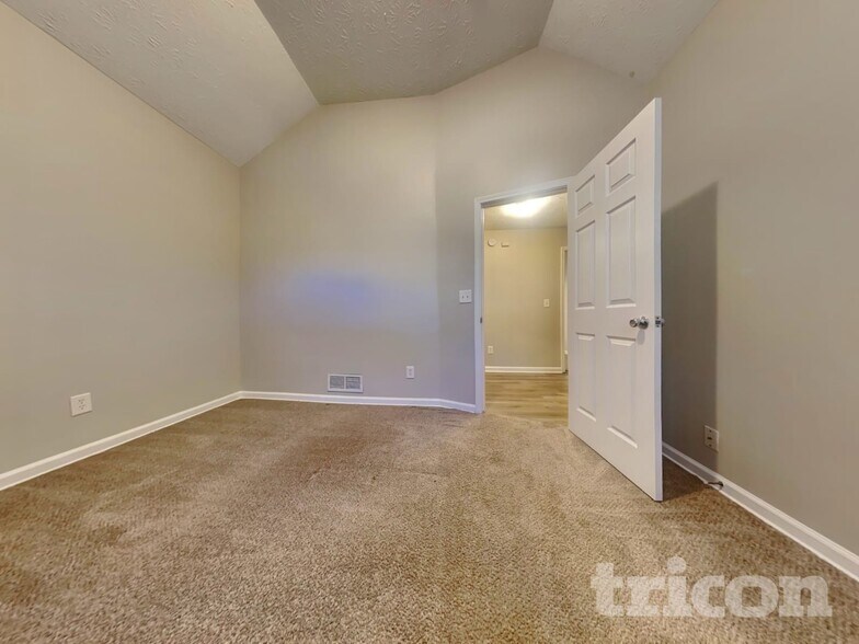 Building Photo - 3021 Tennyson Dr