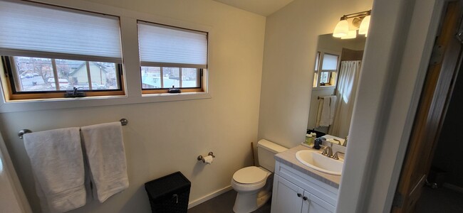 Building Photo - Furnished 3 Bed 2.5 Bath Walk to downtown-...